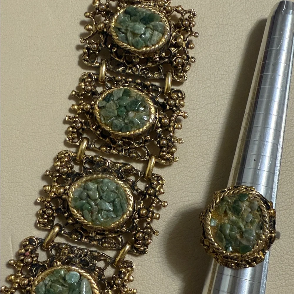 VINTAGE DETAILED OLD FASHIONED ELEGANT GOLD & GREEN STONED BRACELET & RING SET